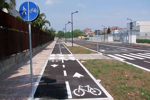 bicicletta su strada in presenza di pista ciclabile